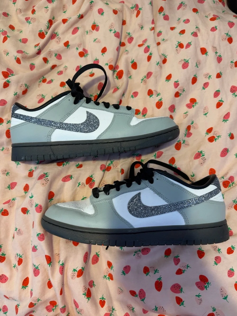 Nike women’s dunks with Glitter Swoosh 👟